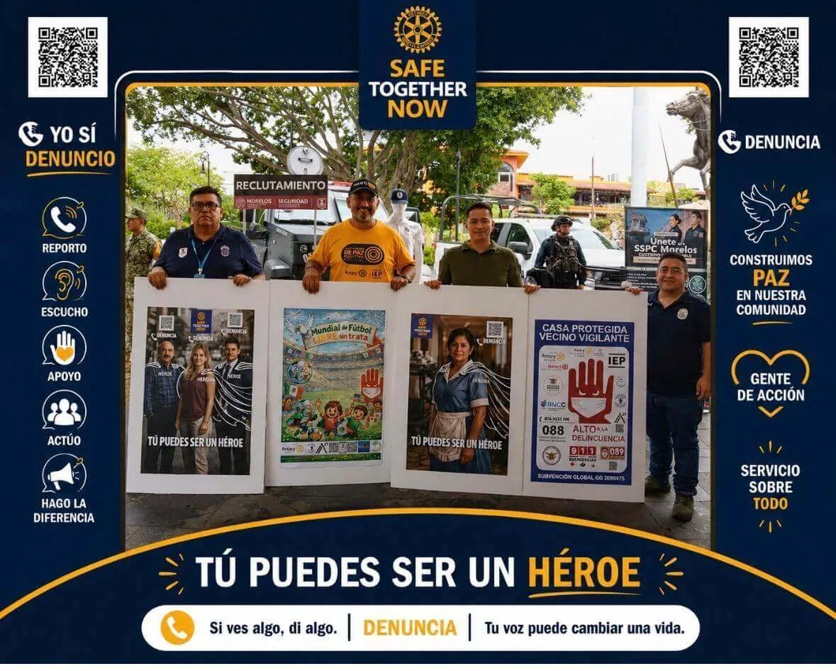 Equipo presentando pósters de prevención